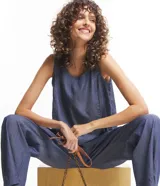 Musculosa de jeans color azul con recortes y cierre por botón.