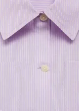 Camisa oversize lila con rayas verticales, de manga larga con puños abotonados, cuello camisero y dos bolsillos de parche en el pecho.