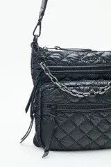 Cartera bandolera azul con diseño matelassé, cadena metálica decorativa y dos correas desmontables. Cuenta con cierre superior y múltiples bolsillos internos.