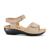 Sandalia casual negra con taco bajo corrido, tira ancha sobre el empeine con ajuste de velcro y tira trasera con hebilla.