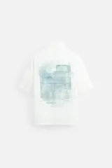 Camisa verde agua con estampado abstracto, corte relaxed fit, cuello solapa, manga corta y cierre frontal con botones.