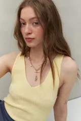 Musculosa negra de tejido acanalado con escote en V y calce al cuerpo.