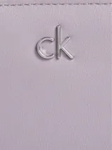 Billetera Calvin Klein modelo Daily Medium, color lila, con logo metálico CK en el frente.