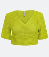 Blusa cropped de punto color rojo, con escote cruzado en V y mangas cortas.