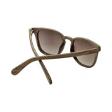 Lentes de sol con montura de madera color marrón claro y lentes marrones degradados.