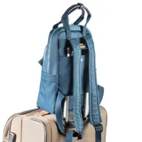 Mochila celeste de poliéster con formato rectangular, acceso con cierre doble, asas fijas y correa regulable.