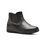 Bota corta negra de cuero sintético, con elásticos laterales, plataforma baja y suela track.