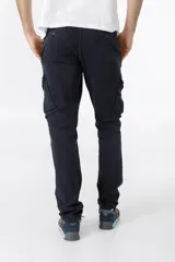 Pantalón cargo color marrón con bolsillos laterales con solapa y corte ajustado.