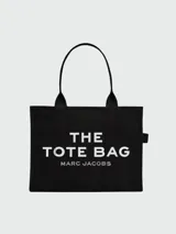 Bolso tote negro de lona con asas cortas y estampado frontal con el texto "THE TOTE BAG" y el logo de Marc Jacobs en blanco.