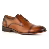 Zapato de vestir marrón de cuero liso, con cordones y detalles de perforaciones en la puntera y el talón.