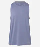 Musculosa deportiva de hombre, color celeste pálido, con cuello redondo y corte regular. Confeccionada en tejido de microfibra con tecnología Dry.