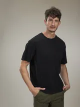 Camiseta de manga corta color azul marino, con cuello redondo y calce holgado.