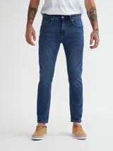 Jean de corte superslim en color azul profundo, con cinco bolsillos y cierre frontal.