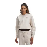 Buzo Under Armour Essential Fleece color beige, de corte holgado y cuello redondo. Logo de la marca bordado en el pecho.
