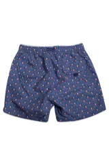 Short de baño color arena con estampado geométrico en tonos celeste y blanco. Cuenta con cintura elástica ajustable con cordón, dos bolsillos laterales, un bolsillo trasero, suspensor interno y logo bordado.