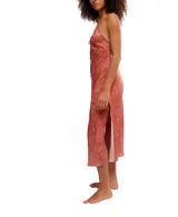 Vestido lencero (slipdress) de largo midi, con estampado paisley en tonos rosados y marrones. Presenta escote pronunciado en V con detalle de encaje en el borde y un lazo central, tirantes finos y una abertura lateral en la falda.