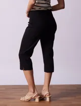 Pantalón capri amarillo de gabardina elastizada marca Ruby Rd, con pretina ancha elastizada, bolsillos delanteros simulados y bolsillos traseros aplicados.