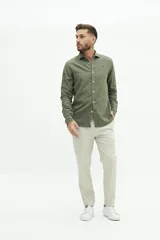 Camisa de lino color beige, de manga larga, corte semi slim y logo bordado en el pecho.