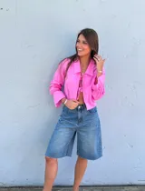 Camisa rosa de lino con cuello, manga larga con puños acampanados y cierre frontal anudado.