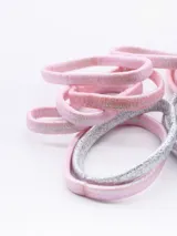 Pack de 15 gomitas de pelo elásticas, forradas en tela de colores rosa y plateado.