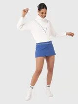 Buzo blanco de medio cierre, ideal para jugar pádel o tenis, o para uso diario. Diseño acanalado en los puños y en la cintura.