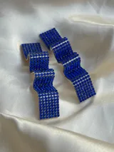 Aros colgantes con forma de cinta ondulada, color azul eléctrico, con apliques de strass.