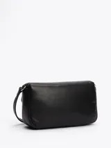 Bandolera negra de Tommy Jeans con correa ajustable y logo de la marca en el frente.