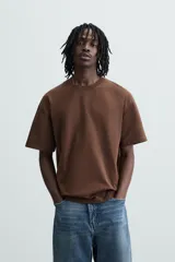 Camiseta marrón de algodón, corte relaxed fit, cuello redondo y manga corta.