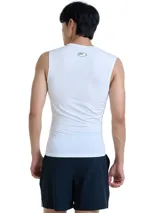 Musculosa blanca Under Armour HeatGear de compresión, sin mangas y con logo en el pecho.