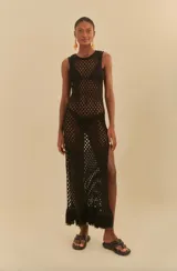 Vestido largo de crochet negro con aberturas grandes, sin mangas y con flecos en el ruedo.