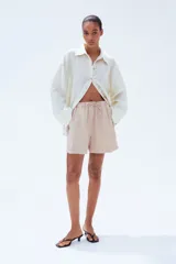 Short color beige de lino con cintura elastizada y cordón ajustable.