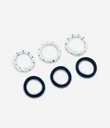 Set de seis gomitas de pelo, tres lisas de color azul marino y tres estampadas con lunares blancos y azules.