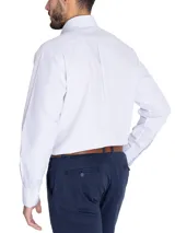 Camisa de hombre RKF, modelo WF PB, de manga larga con diseño a cuadros celestes y blancos. Tiene cuello abotonado, bolsillo en el pecho con logo bordado y tecnología wrinkle-free.