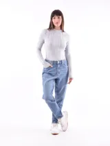 Polera de tejido de punto acanalado color rojo, de manga larga y cuello alto.