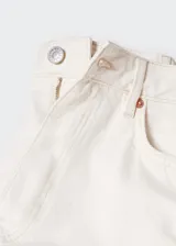 Pantalón de jean color crudo, corte recto, tiro alto y cinco bolsillos.