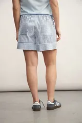 Short a rayas verticales azules y blancas, con cintura elástica.