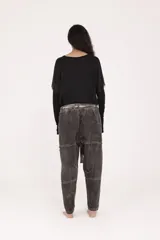 Pantalón de tiro alto, corte relajado y holgado, color gris oscuro con efecto desgastado. Incluye un cinturón integrado de tela anudado al frente.