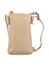 Porta celular color beige con correa larga regulable, cierre superior con cremallera y logo de la marca grabado en la parte inferior.