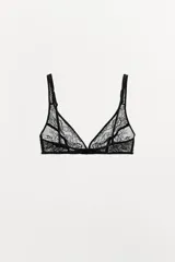 Bralette triangular de encaje negro, con escote pico y tirantes anchos ajustables. Cierre en espalda con ganchos metálicos.