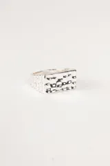 Anillo plateado con diseño texturizado, ideal para complementar cualquier estilo.