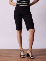 Bermuda blanca en gabardina elastizada, marca Ruby Rd. Pretina ancha elastizada. Delantera con bolsillos simulados. Trasera con bolsillos aplicados.