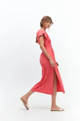 Vestido midi celeste con cuello redondo, mangas cortas y cintura elastizada con punto panal.