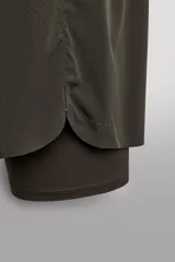 Shorts de running negros confeccionados en tejido técnico ligero y elástico, con malla interior, cintura elástica ajustable con cordón, bolsillo trasero con cierre y perforaciones en las perneras.