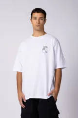 Remera blanca de corte oversize con estampa de un disco de vinilo y la frase 'Vinyl Up' en el pecho.