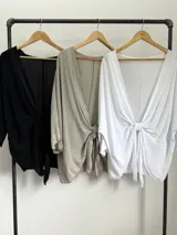 Kimono negro con mangas 3/4 y lazo para atar en la cintura.