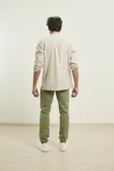 Camisa amarilla de lino con cuello mao y manga larga.