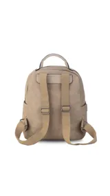 Mochila color caramelo de símil cuero, con dos bolsillos frontales con cierre y bolsillos laterales abiertos. Interior forrado con dos bolsillos con cierre y uno abierto. Tiene asa de mano y correas regulables.