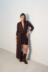 Body blanco de mangas largas con escote en V profundo y drapeado en la cintura.