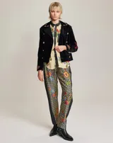 Chaqueta negra cruzada y entallada de viscosa, con cuello ancho, solapas y mangas largas. Detalles bordados en mangas y cuello. Logotipo de caballo bordado en la espalda.