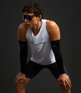 Musculosa deportiva azul marino de poliéster con tecnología Dry, cuello redondo y detalle de cinta reflectante en el centro.